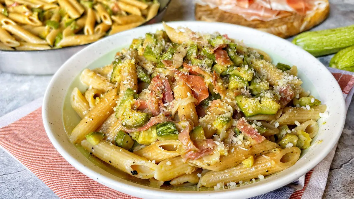Pennette al pesto di zucchine e speck